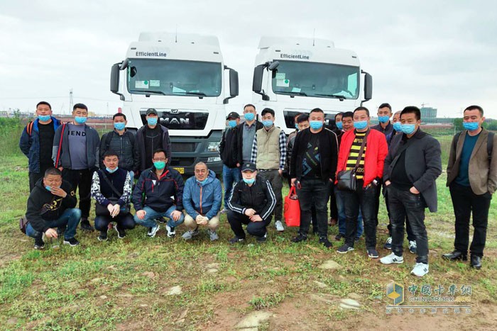 曼恩高效駕駛培訓(xùn)團(tuán)隊(duì)與順豐及其共建車隊(duì)運(yùn)營(yíng)伙伴合影留念