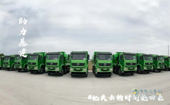 搭載濰柴WP10發(fā)動機(jī)的重卡交付湖北荊門客戶