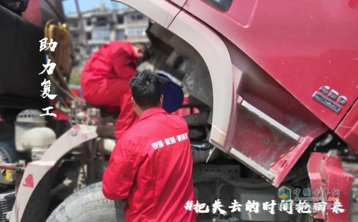 濰柴服務(wù)人員趕在客戶開工前對發(fā)動機(jī)進(jìn)行點(diǎn)檢