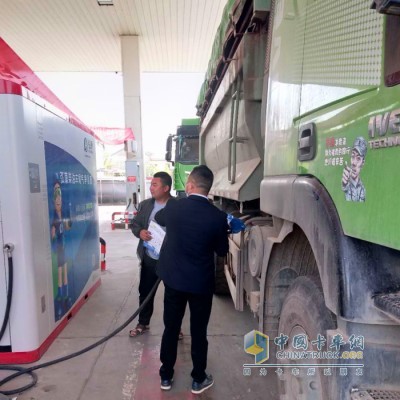 弘康智聯(lián)加注站(沁陽099站)的開業(yè)，不僅有許多弘康環(huán)保的老朋友前來加注尿素