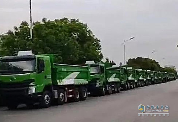 河南南陽乘龍工程車批量交車