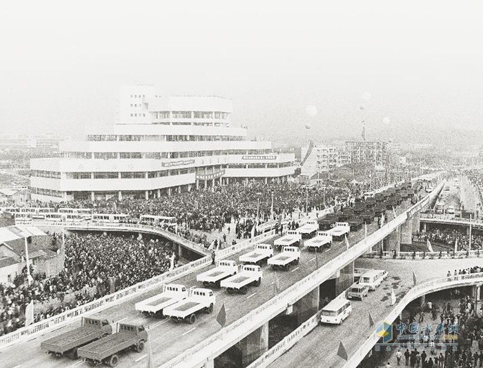 1986年，躍進131行駛在新落成的南京中央門立交橋