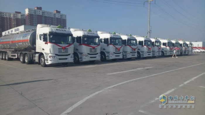 河南石化運輸有限公司的聯(lián)合卡車危化品運輸車