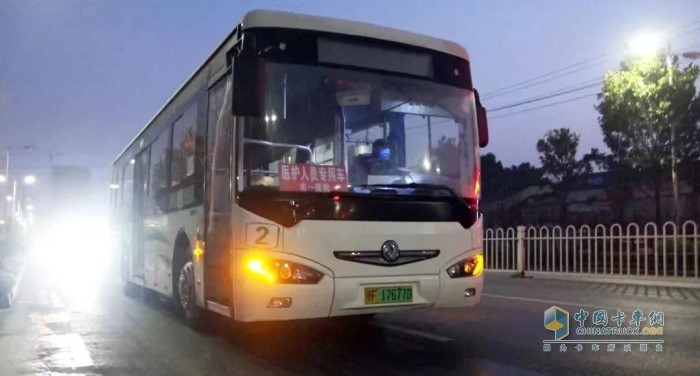 東風(fēng)汽車股份旗下東風(fēng)襄陽旅行車有限公司立即安排專人進(jìn)行工作對(duì)接，全力做好在線運(yùn)營(yíng)車輛的服務(wù)保障