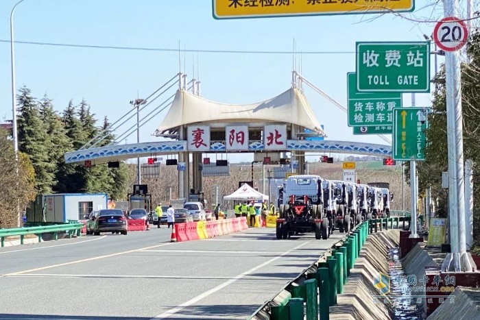 11臺(tái)來自東風(fēng)汽車股份的防疫霧炮車專用底盤從湖北襄陽出發(fā)，并于當(dāng)日24:00抵達(dá)位于長(zhǎng)沙的中聯(lián)重科改裝基地
