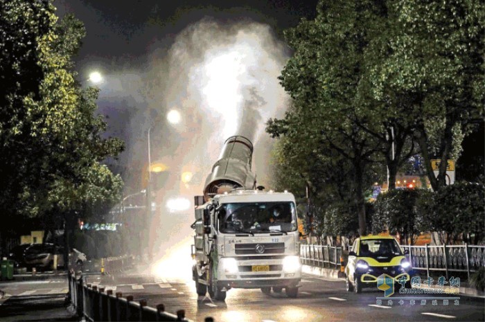 匹配“康機”的東風底盤霧炮車