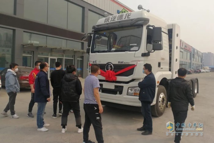 銷售經(jīng)理向客戶講解德龍新M3000天然氣危險(xiǎn)品運(yùn)輸牽引車駕駛操作、注意事項(xiàng)、發(fā)動(dòng)機(jī)保養(yǎng)等具體事宜，并舉辦了交車儀式