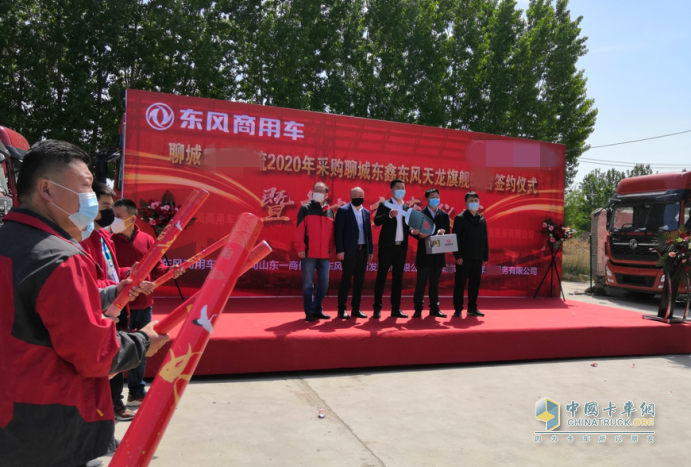 東部營銷中心副部長武強(qiáng)向聊城客戶交車