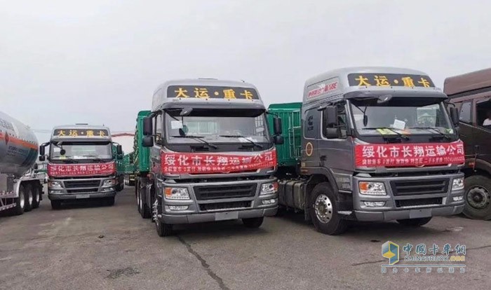 王術(shù)國的車隊(duì)現(xiàn)有45臺(tái)大運(yùn)重卡，全部搭載康明斯X12發(fā)動(dòng)機(jī)