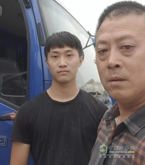 開著搭載安康動(dòng)力的帥鈴全能城配版的父子倆