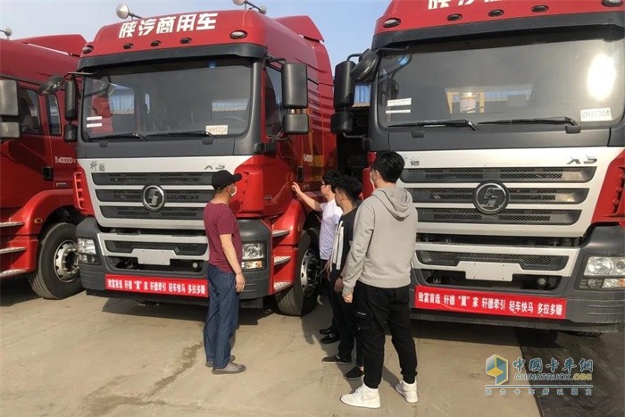 銷售人員分別就軒德產(chǎn)品動力性、舒適性、可靠性等優(yōu)勢亮點進行了詳細地講解