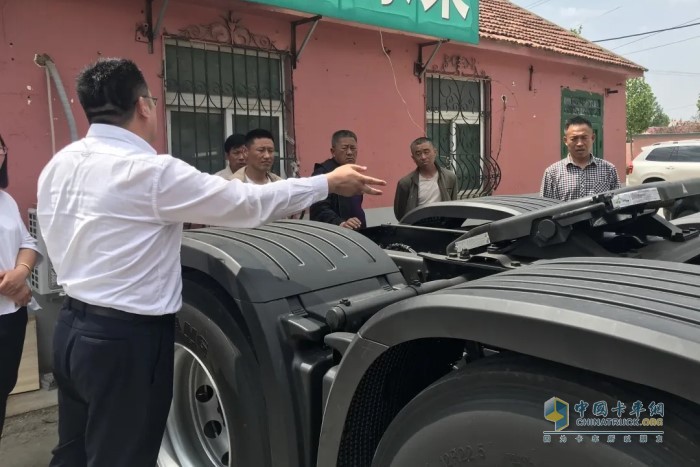 陜汽重卡青島威凱特4S店的銷售精英對(duì)來(lái)場(chǎng)嘉賓進(jìn)行了細(xì)致貼心的繞車講解