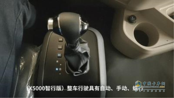 德龍X5000智行版AMT變速箱設(shè)有A/M（自動/手動）模式、E/P（經(jīng)濟/動力）模式和LOAD（蠕行）模式