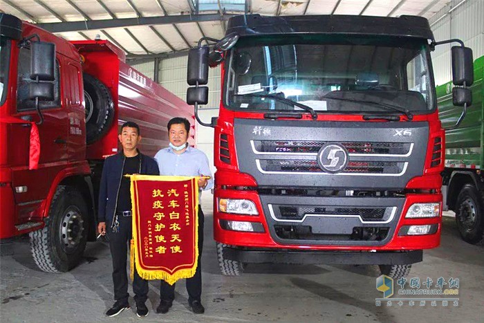 “汽車白衣天使，抗疫守護(hù)使者”的錦旗送到了陜汽商用車湖北省荊門市服務(wù)站