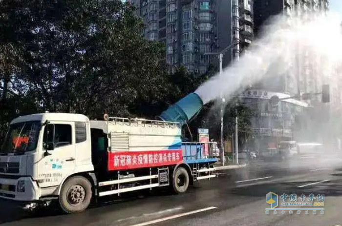 搭載東風(fēng)康明斯ISD系列發(fā)動(dòng)機(jī)的環(huán)衛(wèi)車(chē)