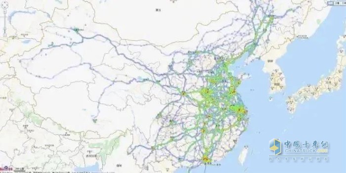 陜汽重卡針對(duì)全國(guó)主要物流干線運(yùn)營(yíng)車輛進(jìn)行路況采集，通過(guò)天行健大數(shù)據(jù)分析，制定最優(yōu)的動(dòng)力匹配方案