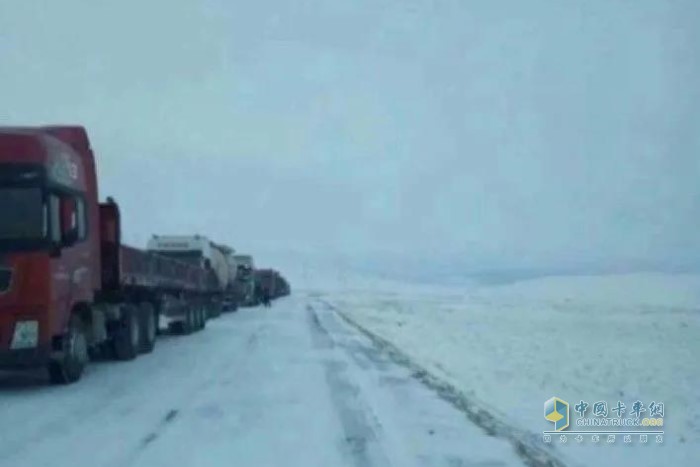 積雪路面結冰，經(jīng)常導致嚴重堵車，海拔高，氣溫低，車輛出現(xiàn)故障難以行駛是屢見不鮮的
