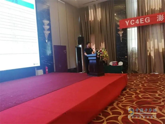 瑞沃營銷公司諸城銷售公司銷售部助理高級經(jīng)理孫桂強進行專用車產(chǎn)品培訓