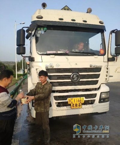 乾縣天鴻服務(wù)站為保障客戶車(chē)輛運(yùn)營(yíng)，全年365天服務(wù)站留人值班
