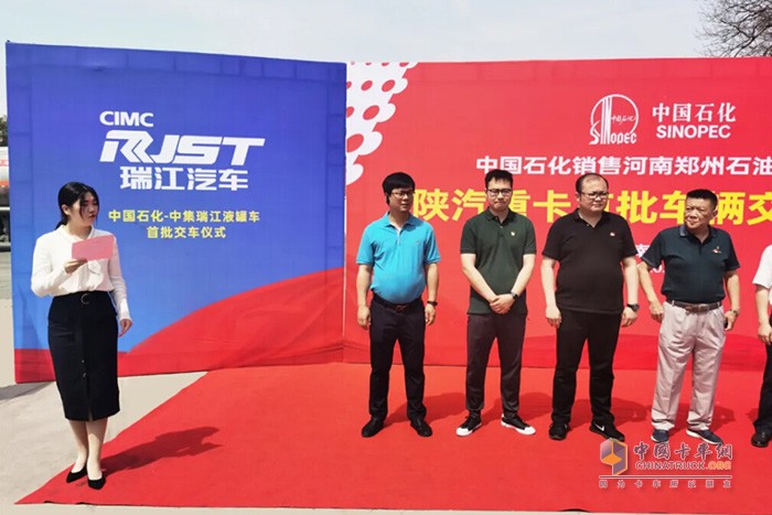 中集瑞江助力中石化“跨界”賣車不是終點，后期將依托瑞江液罐車的良好用戶口碑和市場基礎(chǔ)，發(fā)揮中石化渠道優(yōu)勢，助力中石化搭建加油站汽車零售場景，將加油站的服務鏈條從終端消費市場向前端售車環(huán)節(jié)延伸，推動鄭州中石化由油品供應商向綜合服務商轉(zhuǎn)型。