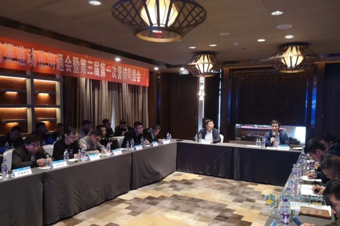 陜重汽銷售公司銷售支持部經(jīng)理凈萬強(qiáng)、陜重汽銷售公司西藏區(qū)域總經(jīng)理尹承印，分別為一季度優(yōu)秀個(gè)人頒發(fā)“優(yōu)秀終端銷售獎(jiǎng)及市場(chǎng)推廣達(dá)人獎(jiǎng)”