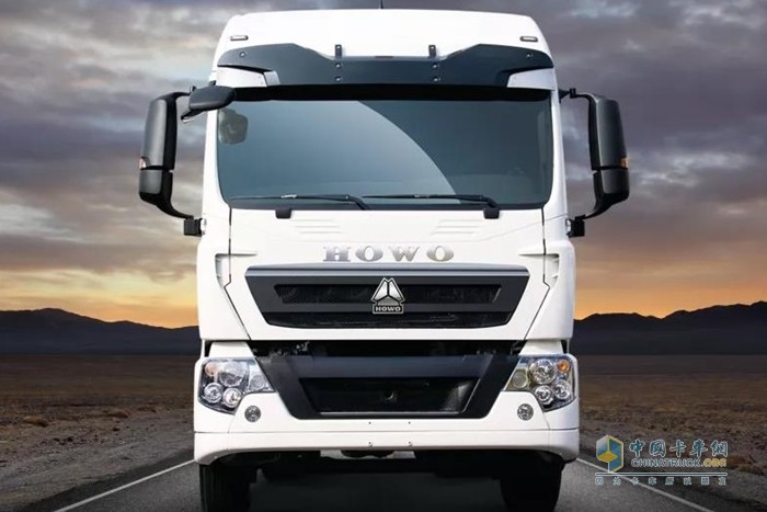 全新一代豪沃TX高頂雙臥六米八載貨車采用新材料、新工藝，科技降重，底盤自重僅為5噸