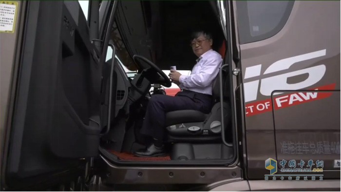 市長(zhǎng)上車(chē)體驗(yàn)JH6 6×4 550馬力牽引車(chē)