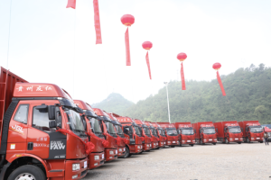 威武霸氣！50輛解放J6L載貨車(chē)交付 鋼鐵矩陣氣勢(shì)十足