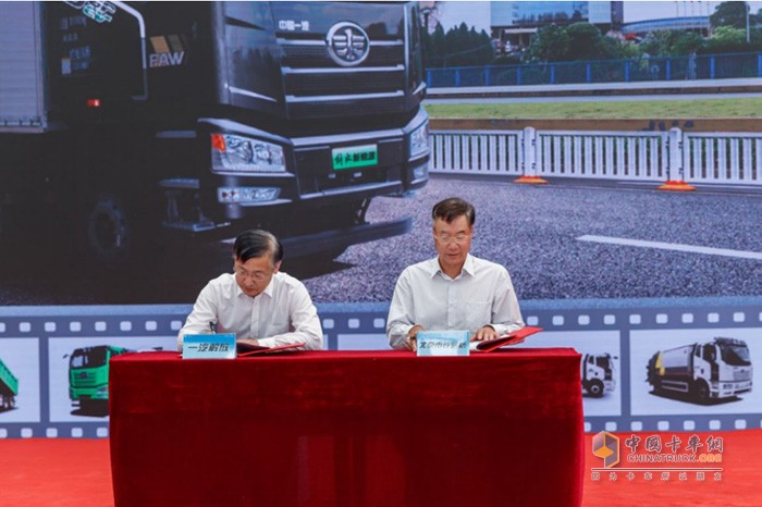 一汽解放汽車銷售有限公司副總經(jīng)理胡曉冬與北京市政路橋建材集團黨委書記、董事長劉振成簽署戰(zhàn)略合作協(xié)議