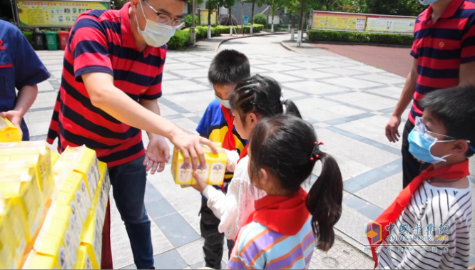 重慶大足雙橋實驗“紅巖小學”學生車內合影