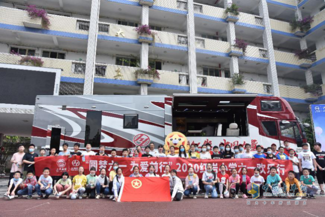 重慶大足雙橋實驗“紅巖小學”學生合影