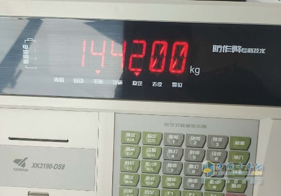 被查處的兩輛車的超限超載比例均為100%以上