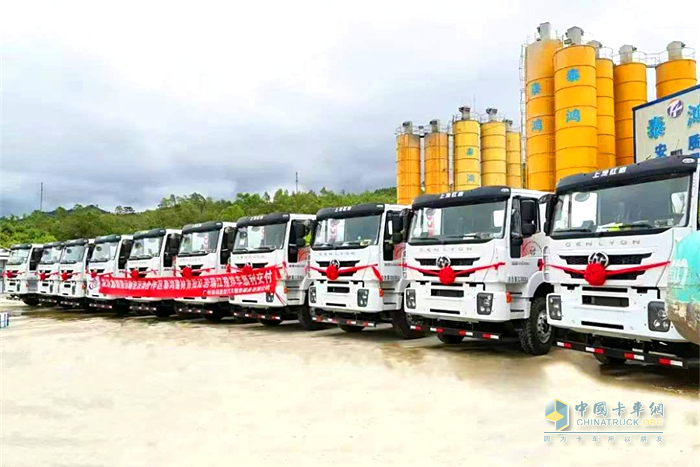 紅巖瑞江攪拌車(chē)廣州交付現(xiàn)場(chǎng)圖