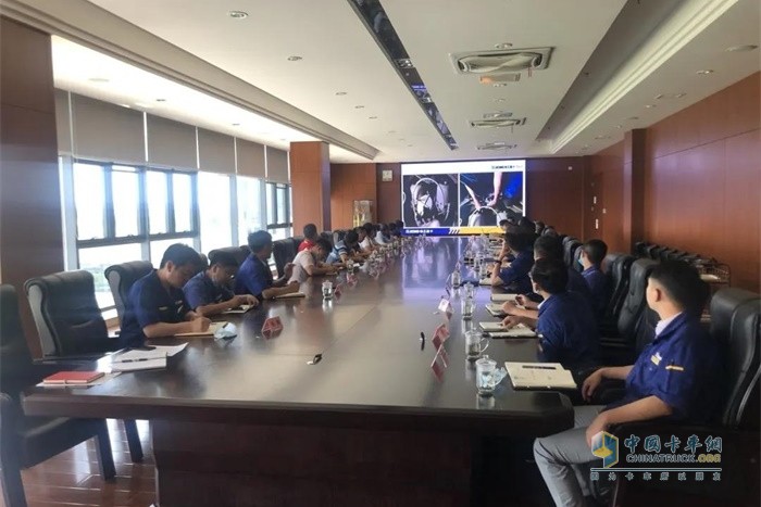 徐工汽車組織了全國11家專業(yè)服務(wù)站參加自卸車產(chǎn)品專題交流會