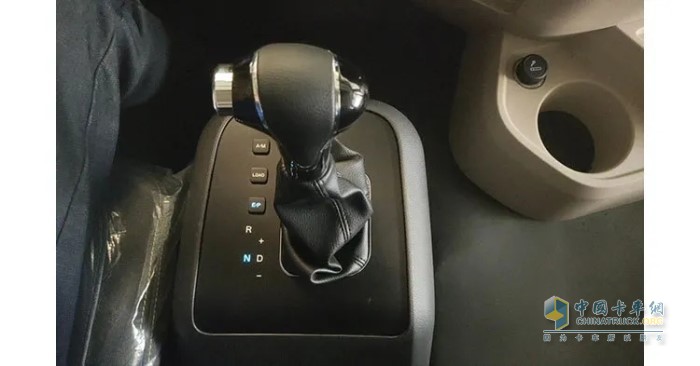 德龍X5000智行版AMT變速箱設有A/M(自動/手動)模式、E/P(經(jīng)濟/動力)模式和LOAD(蠕行)模式