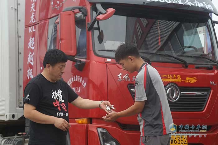 公證人員見證下，東風商用車負責人將油箱、貨廂鑰匙交給順豐速運寄送新疆