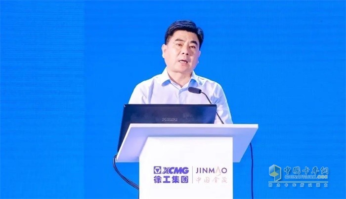 徐州市銅山區(qū)委常委、徐州高新區(qū)常務(wù)副主任于帆為本次研討會(huì)致開幕辭