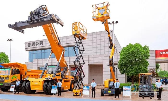 從右至左車型依次為：電動(dòng)平衡重式叉車、曲臂移動(dòng)式升降工作平臺(tái)、剪叉式高空作業(yè)平臺(tái)、45噸電動(dòng)集裝箱正面吊