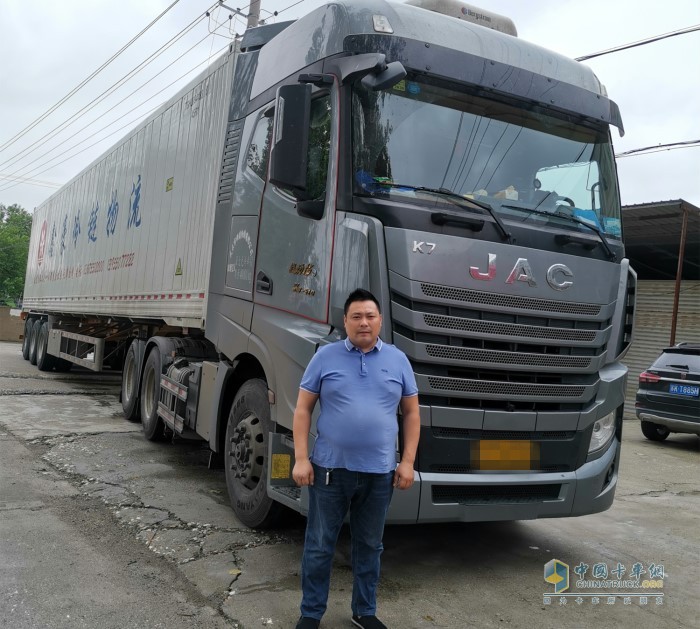 王師傅與愛(ài)車格爾發(fā)K7合影