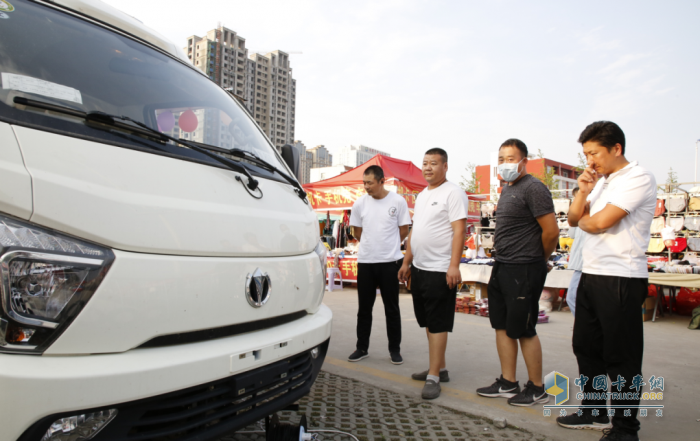 用戶紛紛駐足看車(chē)