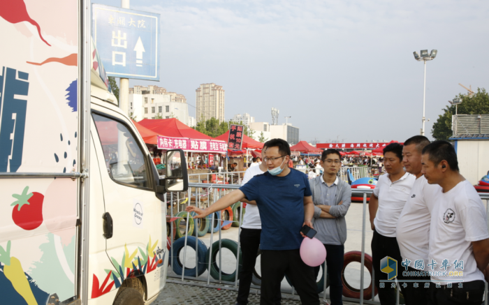 飛碟工作人員現(xiàn)場(chǎng)繞車(chē)講解