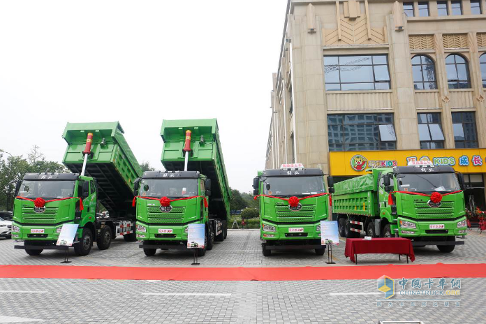 一汽解放新J6P8x4渣土自卸車(chē)