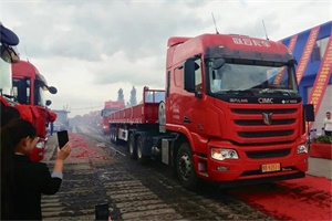 聯(lián)合卡車國六LNG牽引車交付100輛  為內(nèi)蒙開啟綠色建設(shè)的新征程！