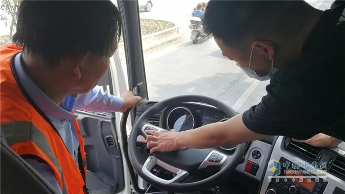 康明斯服務工程師來現(xiàn)場親自指導王師傅進行操作