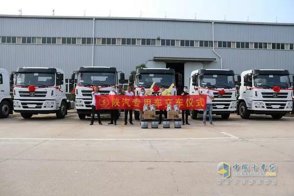 陜汽軒德6系單橋散裝飼料運(yùn)輸車交付儀式