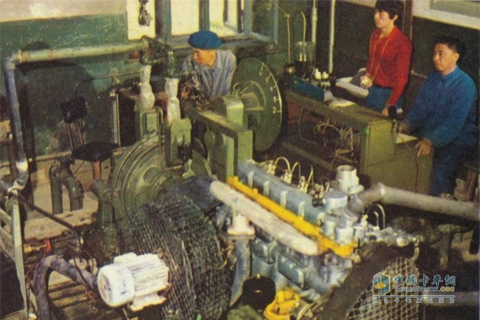 發(fā)動機試驗人員在進行發(fā)動機臺架試驗，測試發(fā)動機性能