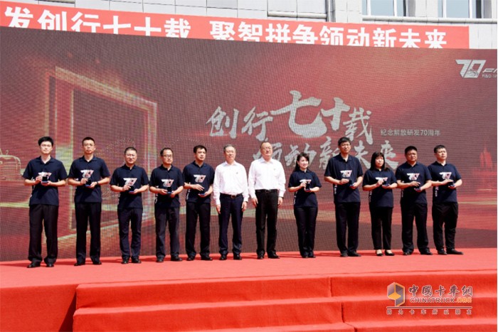 　　(胡漢杰、朱啟昕為員工代表頒發(fā)徽章)