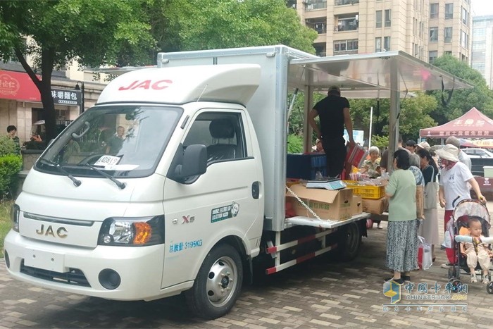 購買人群絡(luò)繹不絕