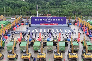 百臺漢風G7環(huán)保渣土車助力貴陽恒大足球場建設！