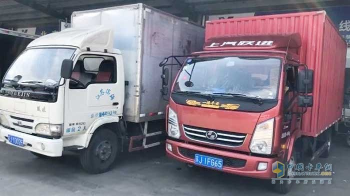 盧姐的躍進(jìn)輕卡，左側(cè)為第一輛車